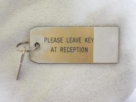 llave de la habitación del hotel foto