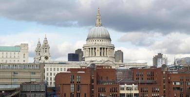 horizonte de la ciudad de londres con la catedral de san pablo foto