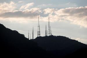 vista de las antenas de comunicación desde la cima de la colina sumare en río de janeiro - brasil.