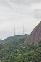 vista de las antenas de comunicación desde la cima de la colina sumare en río de janeiro - brasil.