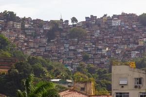 favela rocinha, vista desde lo alto del distrito de gavea en río de janeiro - brasil.