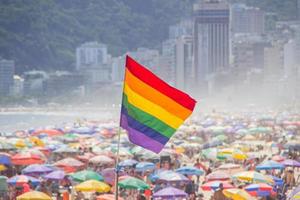 bandera arcoiris del movimiento lgbt en la playa de ipanema en río de janeiro - brasil. foto