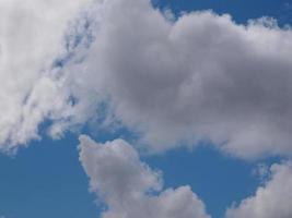 cielo azul con nubes foto