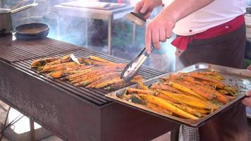 cuisinier prépare des frites de carottes grillées video