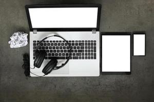 vista superior del espacio de trabajo de la composición del concepto de música con auriculares y computadora portátil en el fondo del escritorio de textura foto