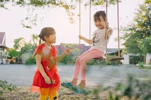 retrato de personas de una expresión facial emocional de sonreír y reír de niños hermanos asiáticos de 6 años. familia sana y felicidad niños jugando juntos concepto foto