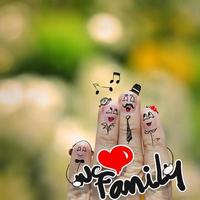la familia feliz del dedo sosteniendo amamos la palabra familiar foto