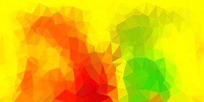 Fondo de triángulo abstracto de vector verde claro, amarillo.