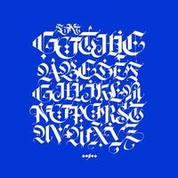 alfabeto gótico inglés escrito con tiza. fuente vectorial para tatuajes y fines comerciales. elementos aislados sobre un fondo azul. Las letras latinas medievales se guardan por separado. vector