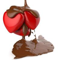 cerrar el jarabe de chocolate goteando sobre el símbolo con forma de corazón foto