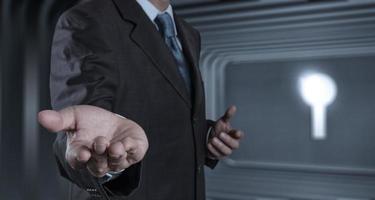 mano de hombre de negocios trabajando con una tableta digital en la sala de reuniones foto