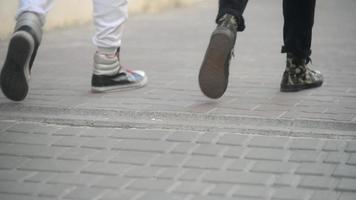 wandelende mannenbenen in sneakers - straat in de stad video