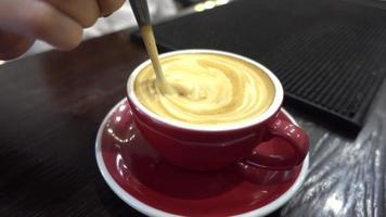 camarero preparando una taza de café capuchino con leche en un bar cafetería video