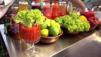 légumes frais pour boisson végétarienne - tomates, laitue, poivre, citron video