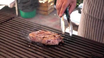 Koch brät frisches Rindfleisch auf dem Grill video