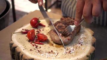 close-up cozinheiro corte bife com carne recém grelhada de sangue video