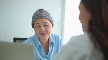 cancerpatient kvinna bär huvudduk efter kemoterapi konsultation och besök läkare på sjukhus. video