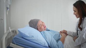 mulher paciente com câncer usando lenço na cabeça após consulta de quimioterapia e médico visitante no hospital.