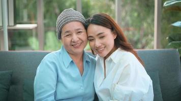 femme patiente atteinte d'un cancer souriant avec sa fille