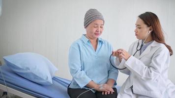 Krebspatientin mit Kopftuch nach Chemotherapie-Beratung und Arztbesuch im Krankenhaus. video