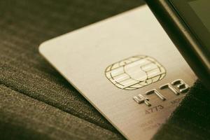 tarjetas de crédito en un enfoque muy superficial con fondo de traje gris foto