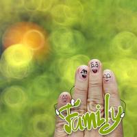 la familia feliz del dedo que sostiene la palabra familiar foto