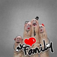 la familia feliz del dedo que sostiene la palabra familiar foto