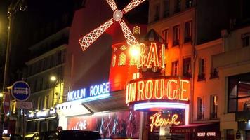 moulin rouge cabaret 's nachts neonlichten op de boulevard de clichy in parijs video