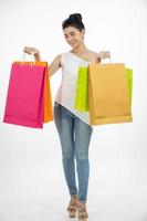 las mujeres asiáticas hermosa chica está sosteniendo bolsas de la compra y sonriendo foto