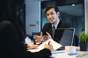 empresarios y empresarias discutiendo documentos para el concepto de entrevista de trabajo