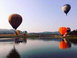 coloridos globos aerostáticos volando sobre el río foto