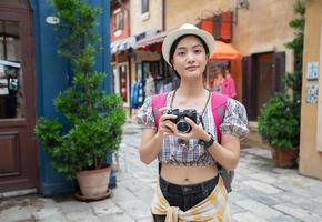 mochilas de mujeres asiáticas caminando juntas y felices están tomando fotos y selfie tiempo de relajación en viajes de concepto de vacaciones