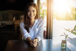 mujeres asiáticas sonriendo y feliz relajándose en una cafetería después de trabajar en una oficina exitosa. foto