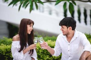feliz amante de las parejas románticas hablando y bebiendo vino mientras hace un picnic en casa foto
