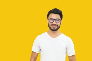 hombre guapo asiático con bigote, sonriendo y riendo aislado de fondo amarillo foto