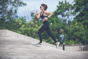 mujeres asiáticas corriendo y trotando al aire libre en la ciudad foto