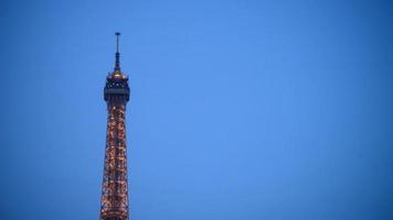 touristentelefone, die ein video der jahrtausendbeleuchtung der tour eiffel in paris aufnehmen