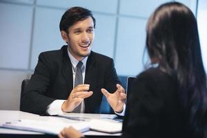 empresarios y empresarias discutiendo documentos para el concepto de entrevista de trabajo