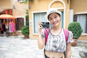 mochilas de mujeres asiáticas caminando juntas y felices están tomando fotos y selfie tiempo de relajación en viajes de concepto de vacaciones