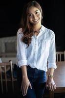 mujeres asiáticas de pie sonriendo y feliz relajándose en una cafetería después de trabajar en una oficina exitosa. foto