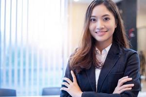 Mujeres de negocios asiáticas y grupo que usa el cuaderno para reuniones y mujeres de negocios sonriendo felices por trabajar