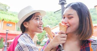 Hermosa mujer sosteniendo y comiendo helado en las vacaciones de verano