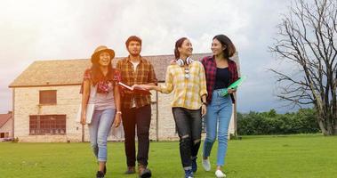 Los estudiantes en grupo sonríen y se divierten, también ayuda a compartir ideas en el trabajo y el proyecto. y también revisar el libro antes del examen al aire libre en el jardín. foto