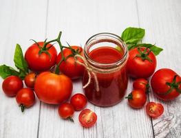 tarro con salsa de tomate foto