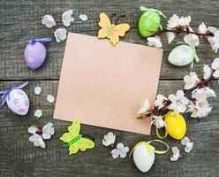 huevos de pascua y tarjeta de felicitación foto