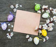 huevos de pascua y tarjeta de felicitación foto