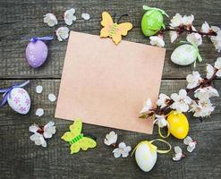 huevos de pascua y tarjeta de felicitación foto