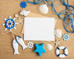 conchas, estrellas de mar y una postal en blanco foto