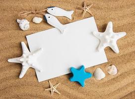 conchas, estrellas de mar y una postal en blanco