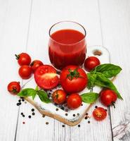vaso con jugo de tomate foto